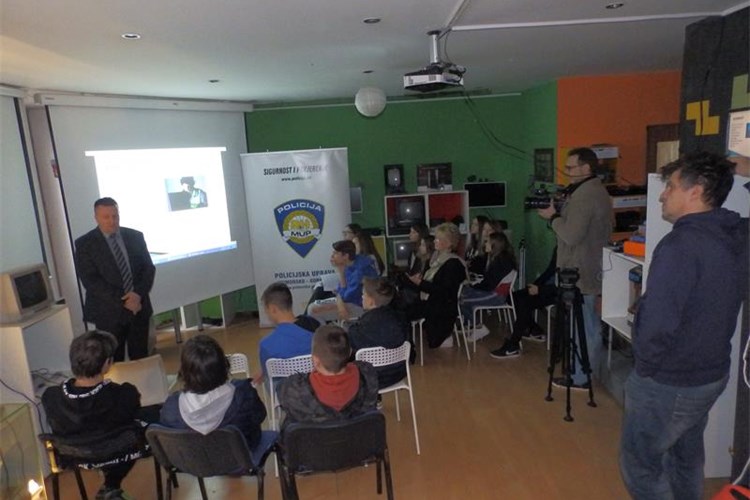 Slika Prevencija/2018/Peek and Poke-mala.JPG